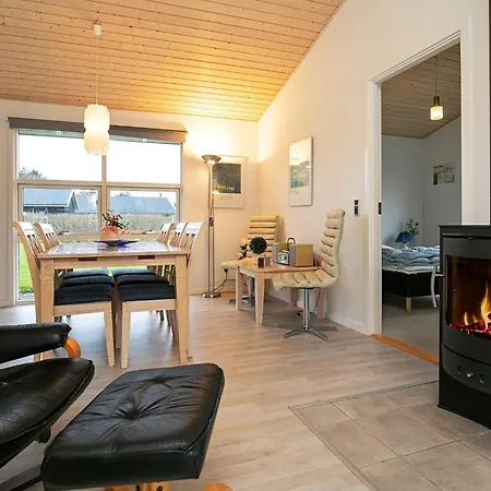 6 Person In Hals-by Traum